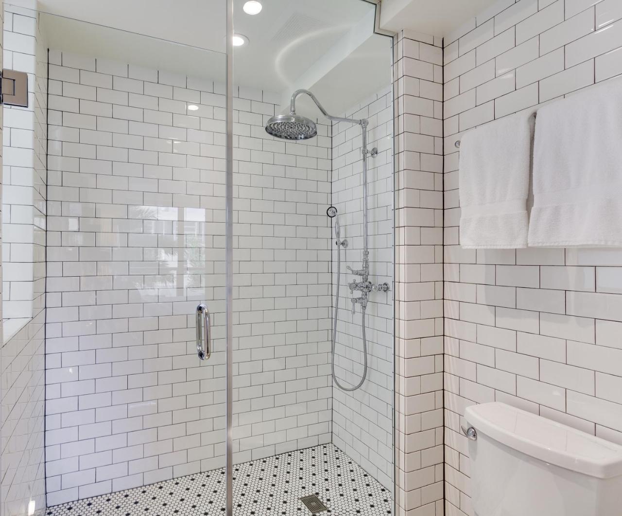 Chambre Lit King-Size Juliette - Vue sur Piscine - Accessible aux Personnes à Mobilité Réduite